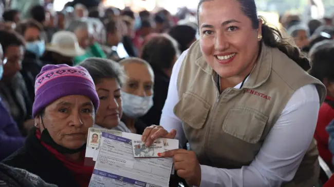 En Huauchinango, Puebla, entregan las primeras nuevas tarjetas para la Pensión de Mujeres Con Bienestar. Foto: Cortesía