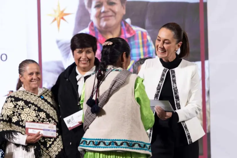 Entrega la tarjeta de la Pensión de Mujeres con Bienestar 2025. Foto: Cortesía