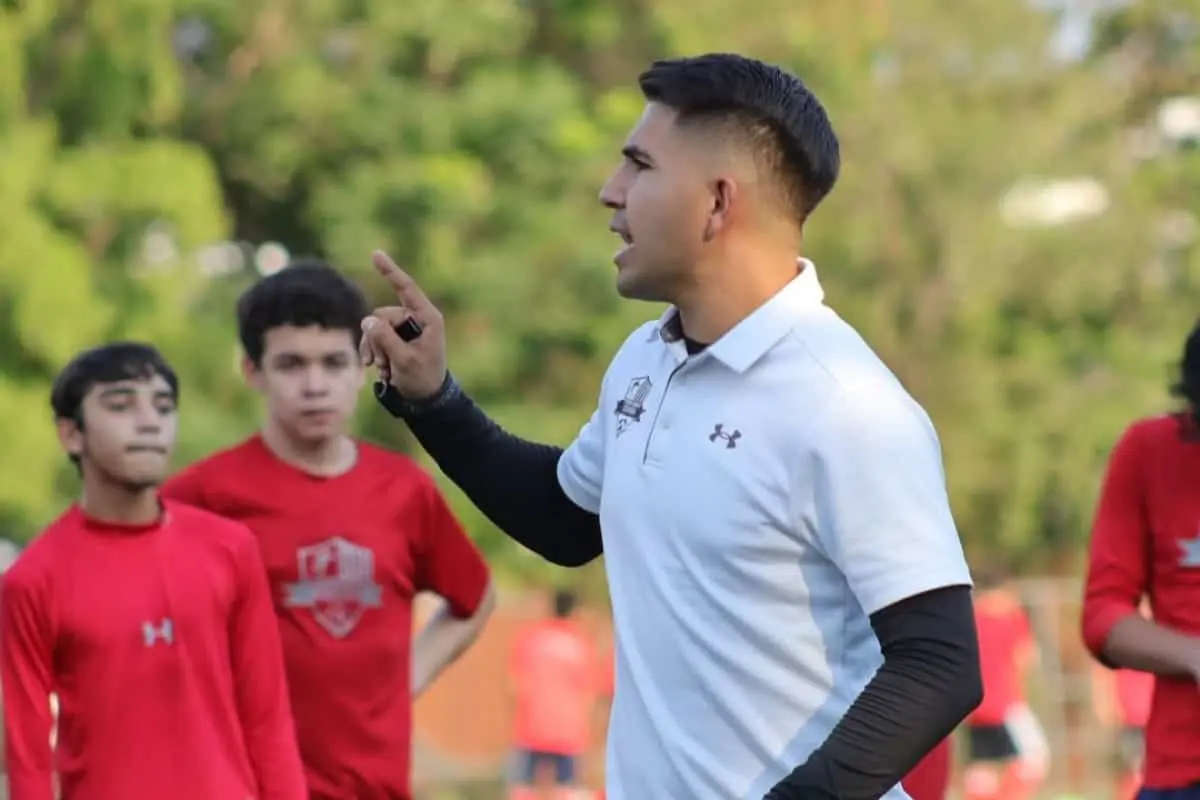 Diego Armando comparte su experiencia como entrenador profesional en el Club Lombardo.