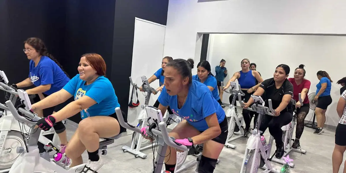 En la clase de spinning Evolution, las mujeres de Alturas del Sur ejercitan su cuerpo y mente.