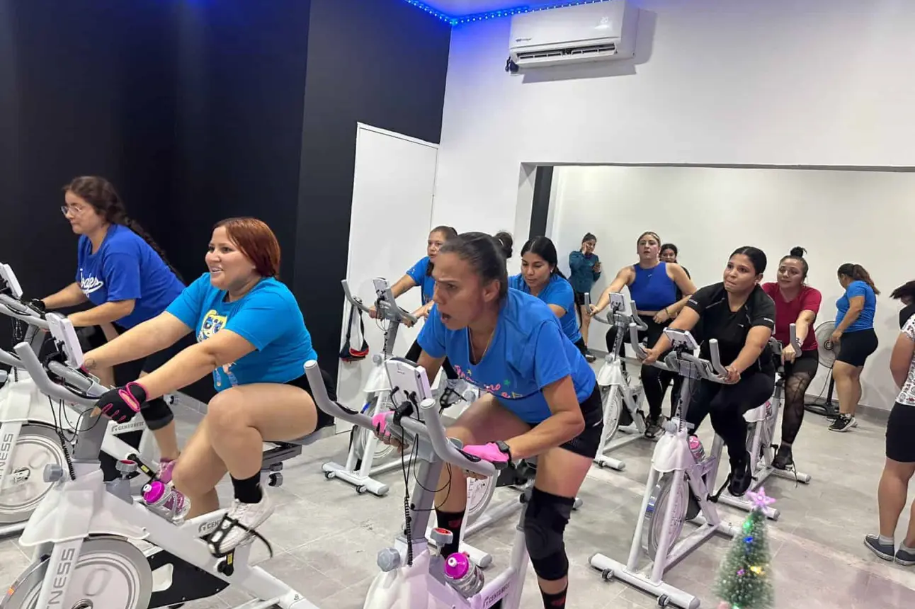 En la clase de spinning Evolution, las mujeres de Alturas del Sur ejercitan su cuerpo y mente.