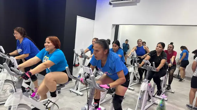En la clase de spinning Evolution, las mujeres de Alturas del Sur ejercitan su cuerpo y mente.