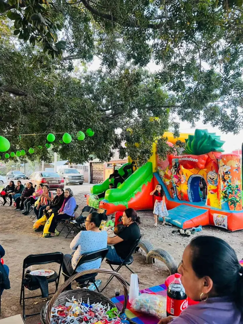 Niños y niñas de distintas comunidades de Navolato recibieron un regalo el Día de Reyes.