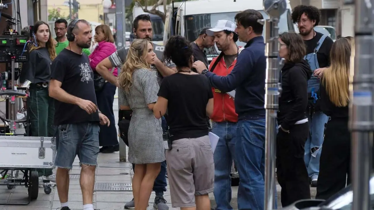 Emiliano Castro Vizcarra (chamarra roja)  y Melina Figueroa (Vestido) llevan a la pantalla grande su historia de amor. Foto Instagram