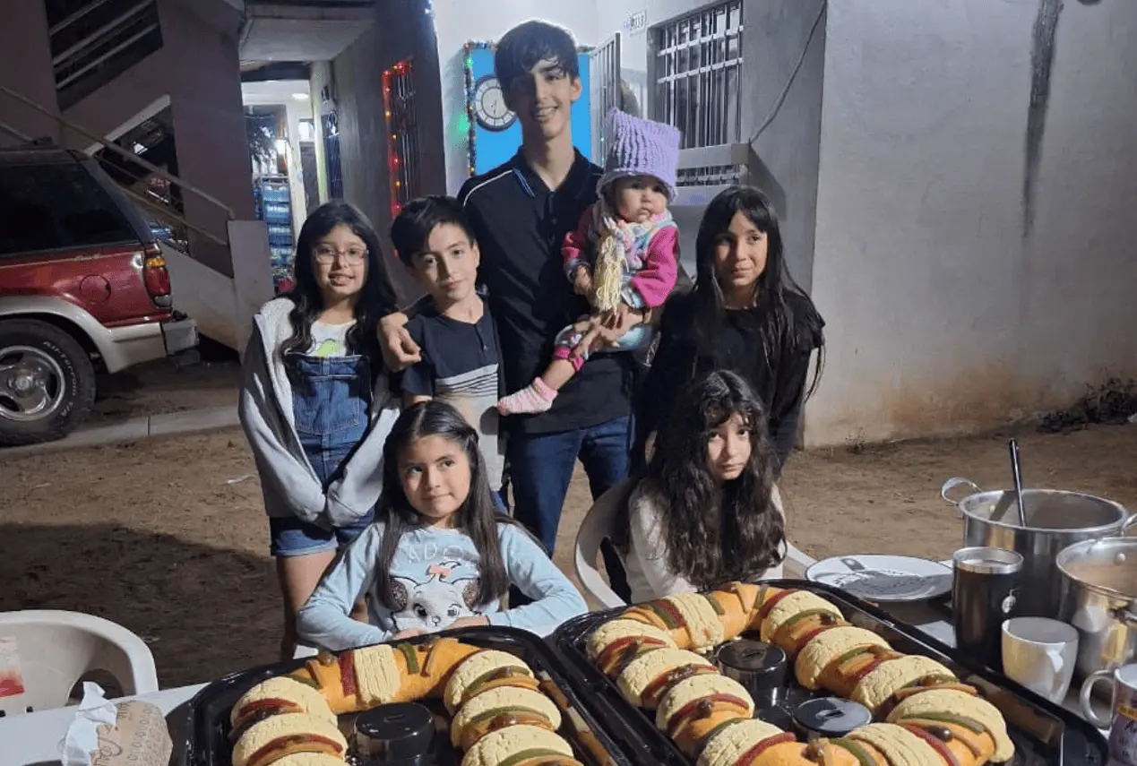 Algunos de los niños vecinos de Cerro Macon disfrutaron las roscas y el chocolate caliente.