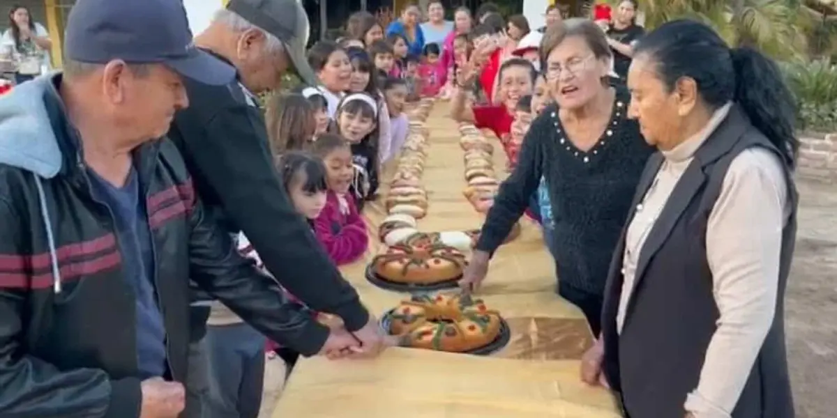 La familia de panaderos Quevedo Ochoa realizó la rosca más grande de Sinaloa. En Yebavito, viven sus tradiciones. Foto: Cortesía.