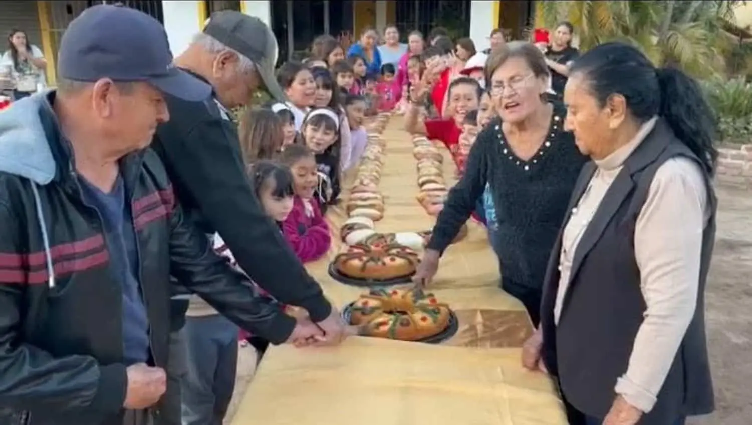 La familia de panaderos Quevedo Ochoa realizó la rosca más grande de Sinaloa. En Yebavito, viven sus tradiciones. Foto: Cortesía.