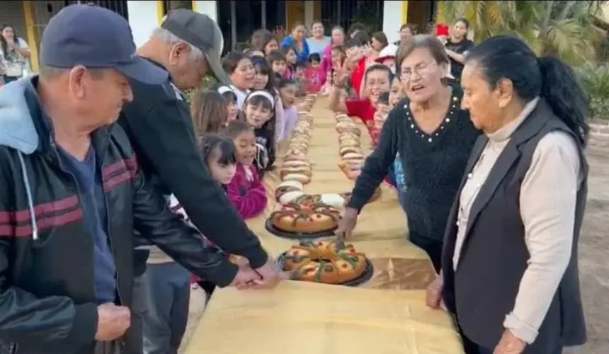 La familia de panaderos Quevedo Ochoa realizó la rosca más grande de Sinaloa. En Yebavito, viven sus tradiciones. Foto: Cortesía.