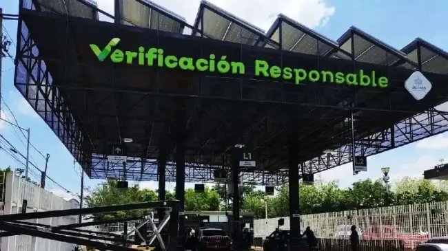 Aprovecha el descuento especial para pagar tu refrendo, verificación y placas en Jalisco. Foto: Cortesía