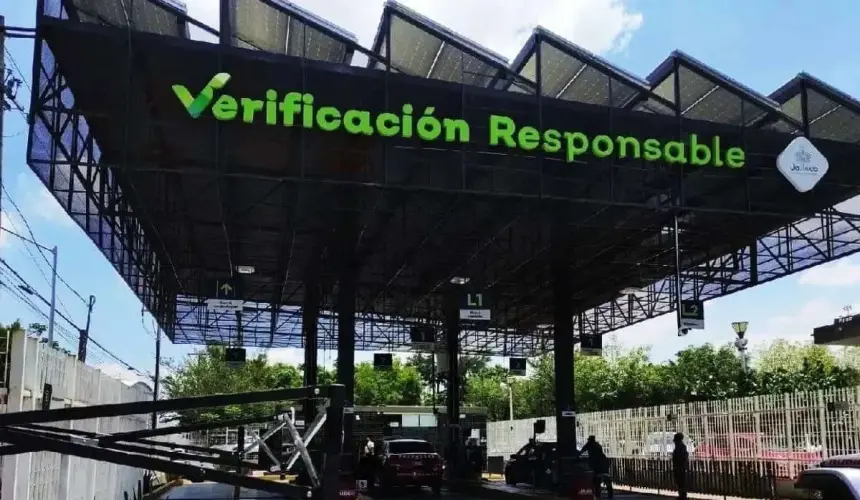 Aprovecha el descuento especial para pagar tu refrendo, verificación y placas en Jalisco. Foto: Cortesía