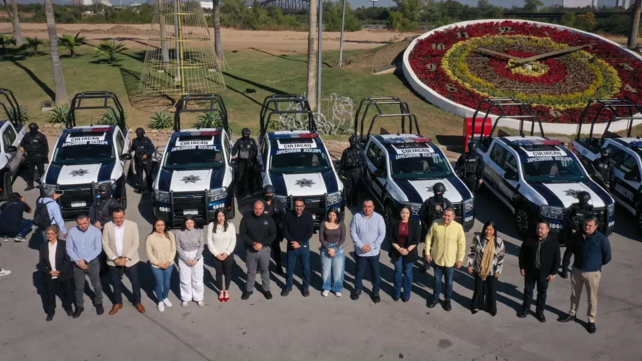 Gámez Mendívil entrega patrullas híbridas: más cobertura y menos costos operativos en Culiacán.