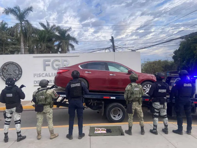 Vehículo decomisado con drogas y armas.