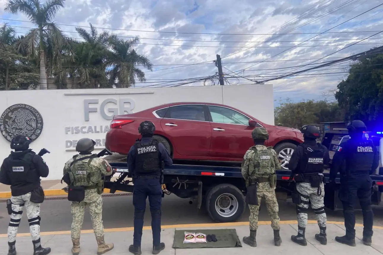 Decomiso en Navolato: 20 mil pastillas de fentanilo encontradas en vehículo abandonado.