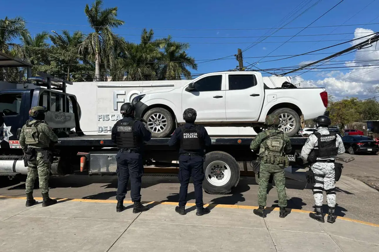 Decomiso de droga en Badiraguato: 15 kilos de mariguana y vehículo robado asegurado.