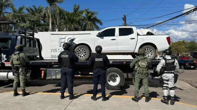 Decomiso de droga en Badiraguato: 15 kilos de mariguana y vehículo robado asegurado.