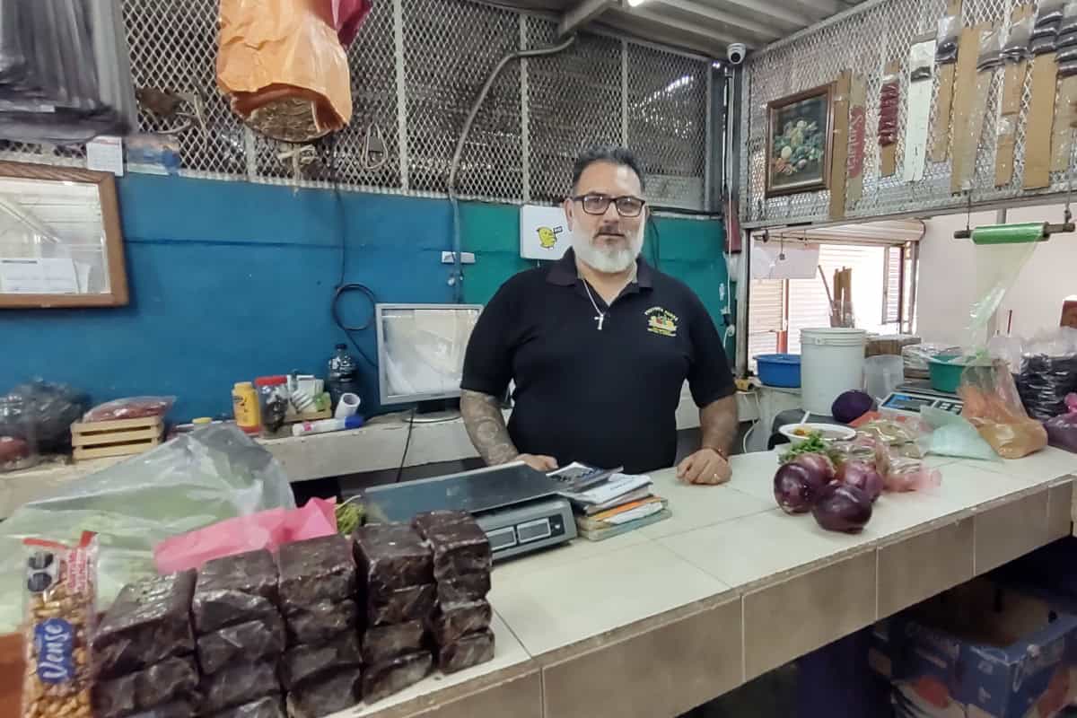 Jorge Luis Parra y su frutería resisten el paso del tiempo en el Mercadito del Humaya