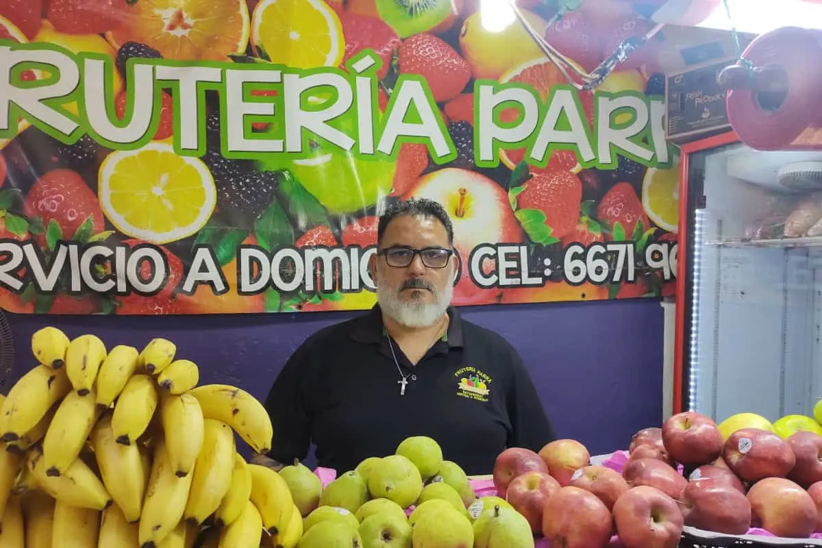 Jorge Luis Parra inició la frutería junto a su hermano hace 22 años.