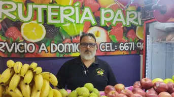 Jorge Luis Parra y su frutería resisten el paso del tiempo en el Mercadito del Humaya