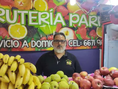 Jorge Luis Parra y su frutería resisten el paso del tiempo en el Mercadito del Humaya