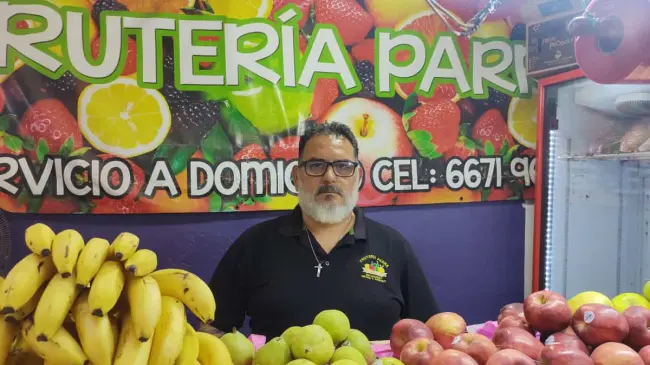 Jorge Luis Parra inició la frutería junto a su hermano hace 22 años.