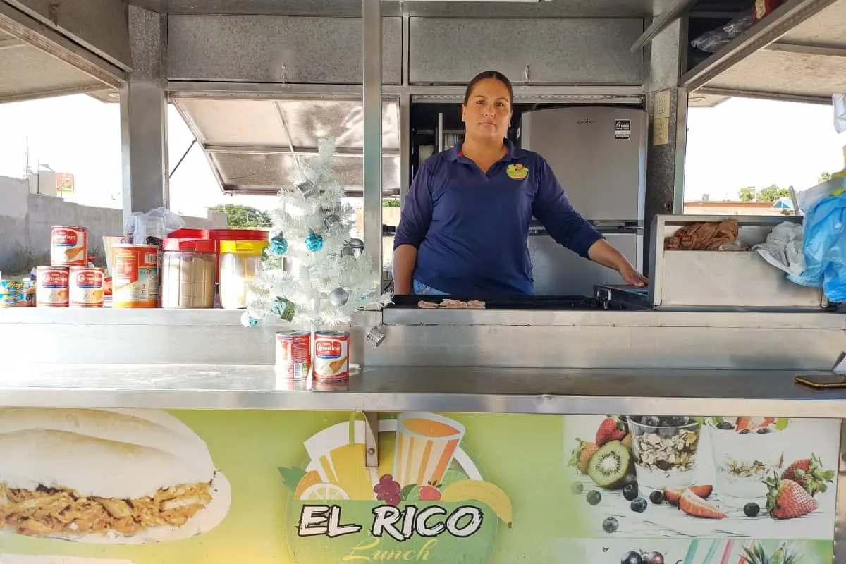 Jessica León Evans atiende su negocio El Rico Lunch por el bulevar Orquídeas, cerca de la México 15.