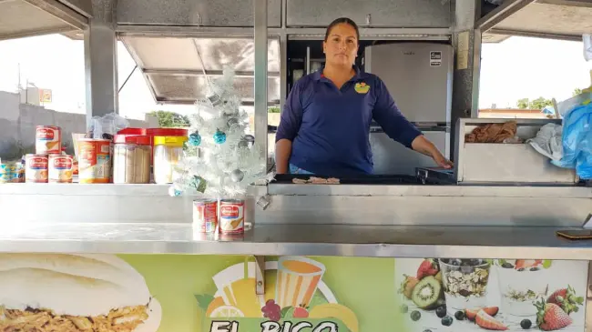 Jessica León Evans atiende su negocio El Rico Lunch por el bulevar Orquídeas, cerca de la México 15.