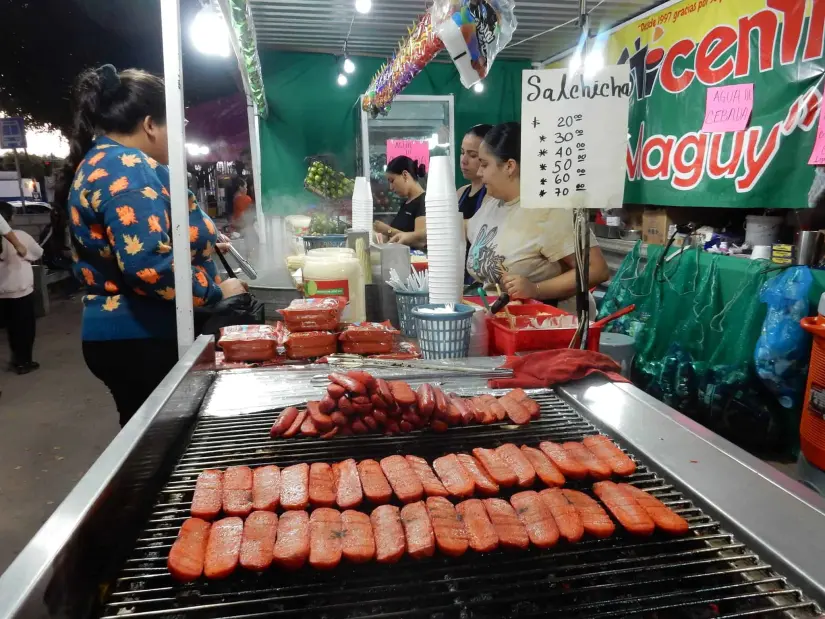 Deliciosos antojitos eran ofrecidos en los puestos de la verbena.