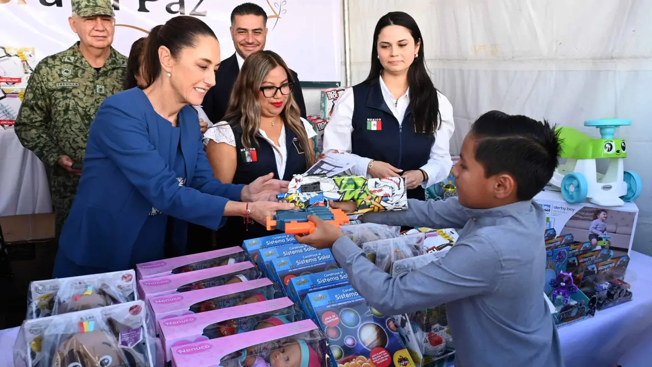 Sheinbaum promueve la paz: Intercambia armas por juguetes educativos y evita la violencia infantil.