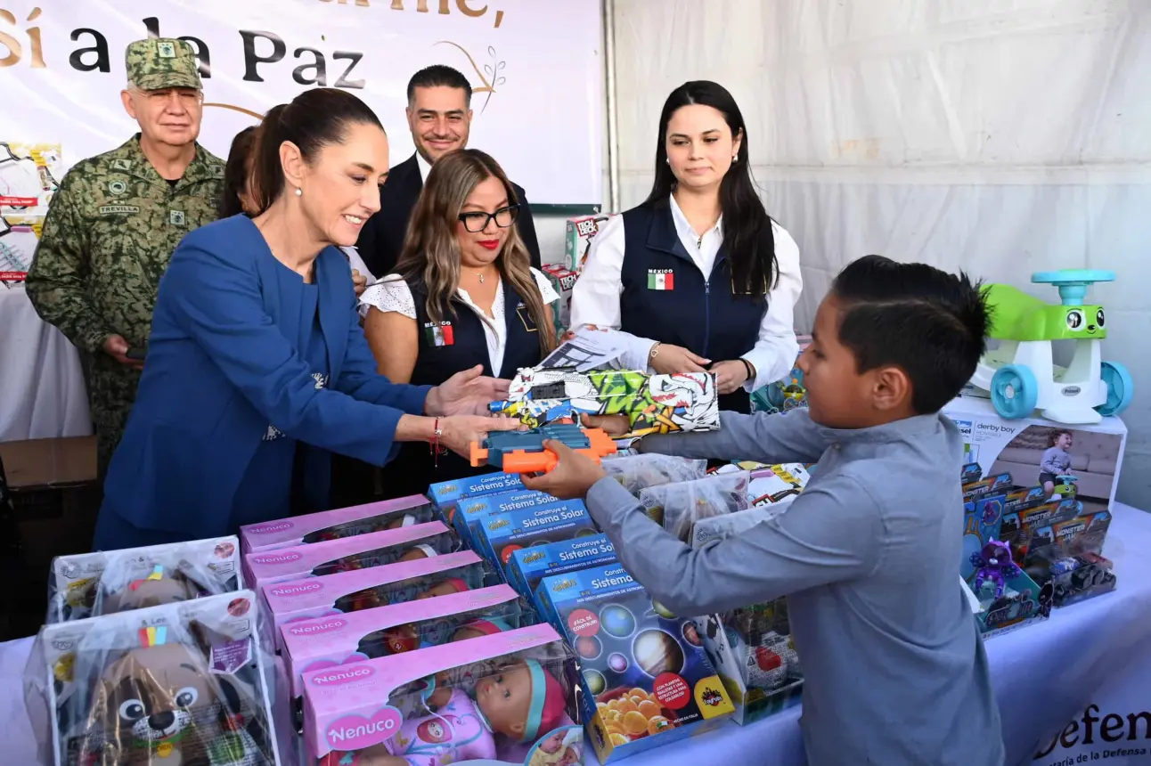 Sheinbaum promueve la paz: Intercambia armas por juguetes educativos y evita la violencia infantil.