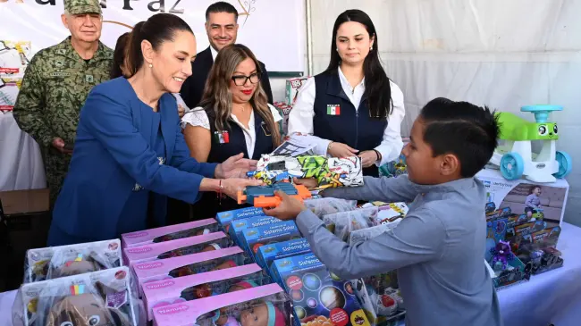 Sheinbaum promueve la paz: Intercambia armas por juguetes educativos y evita la violencia infantil.