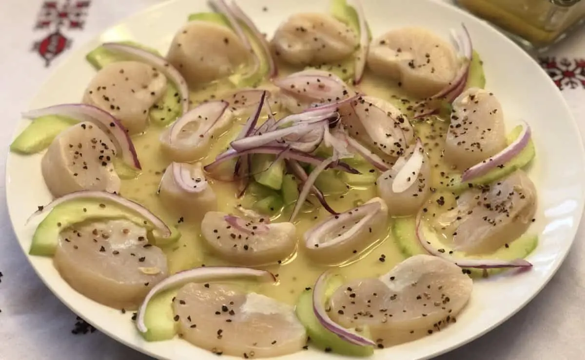 Callo de hacha preparado estilo aguachile, una de las formas en que se suele consumir. Foto: Grupo Dimento