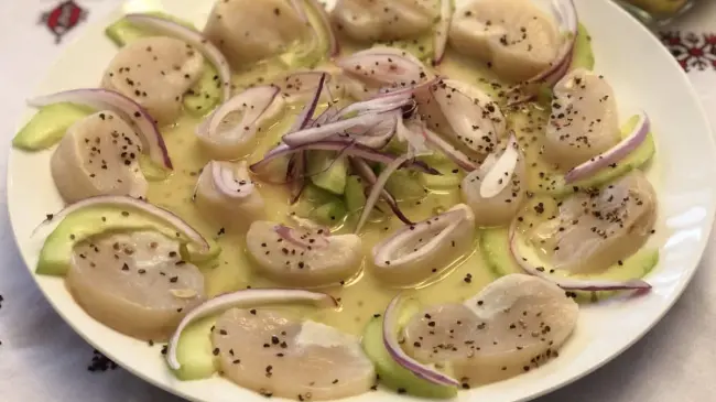 Callo de hacha preparado estilo aguachile, una de las formas en que se suele consumir. Foto: Grupo Dimento