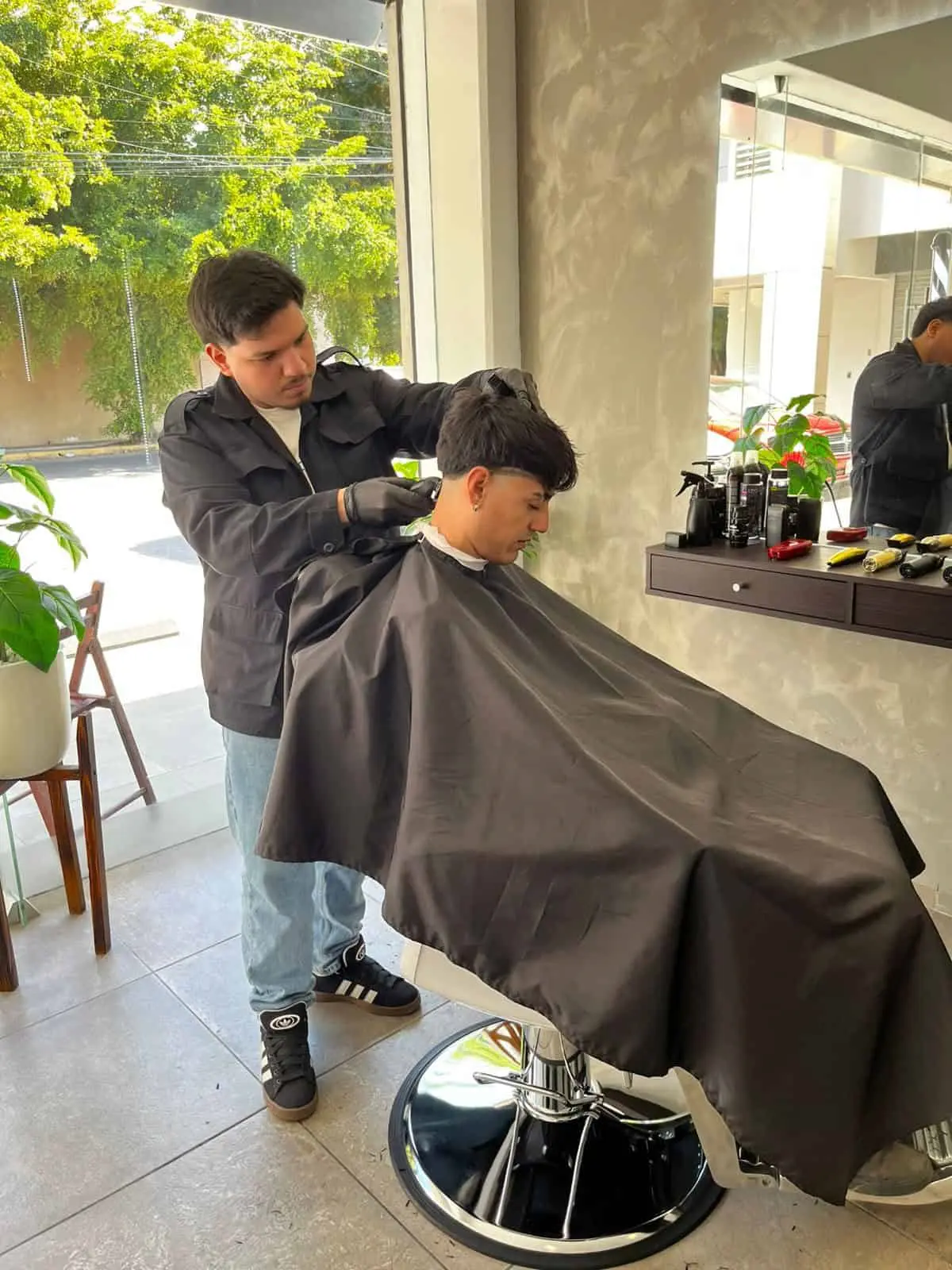 Disfruta de un café mientras estrenas look en Lighthouse Barber. Foto: Tus Buenas Noticias