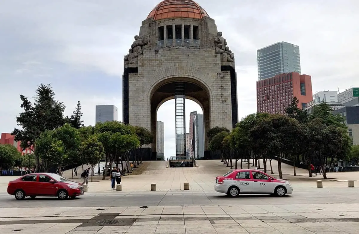 Taxi manejando de forma casual en la Ciudad de México