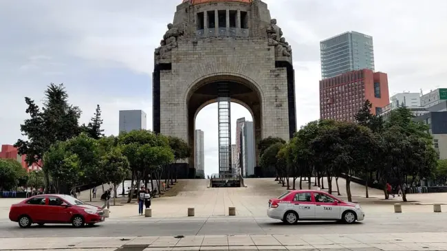 Taxi manejando de forma casual en la Ciudad de México