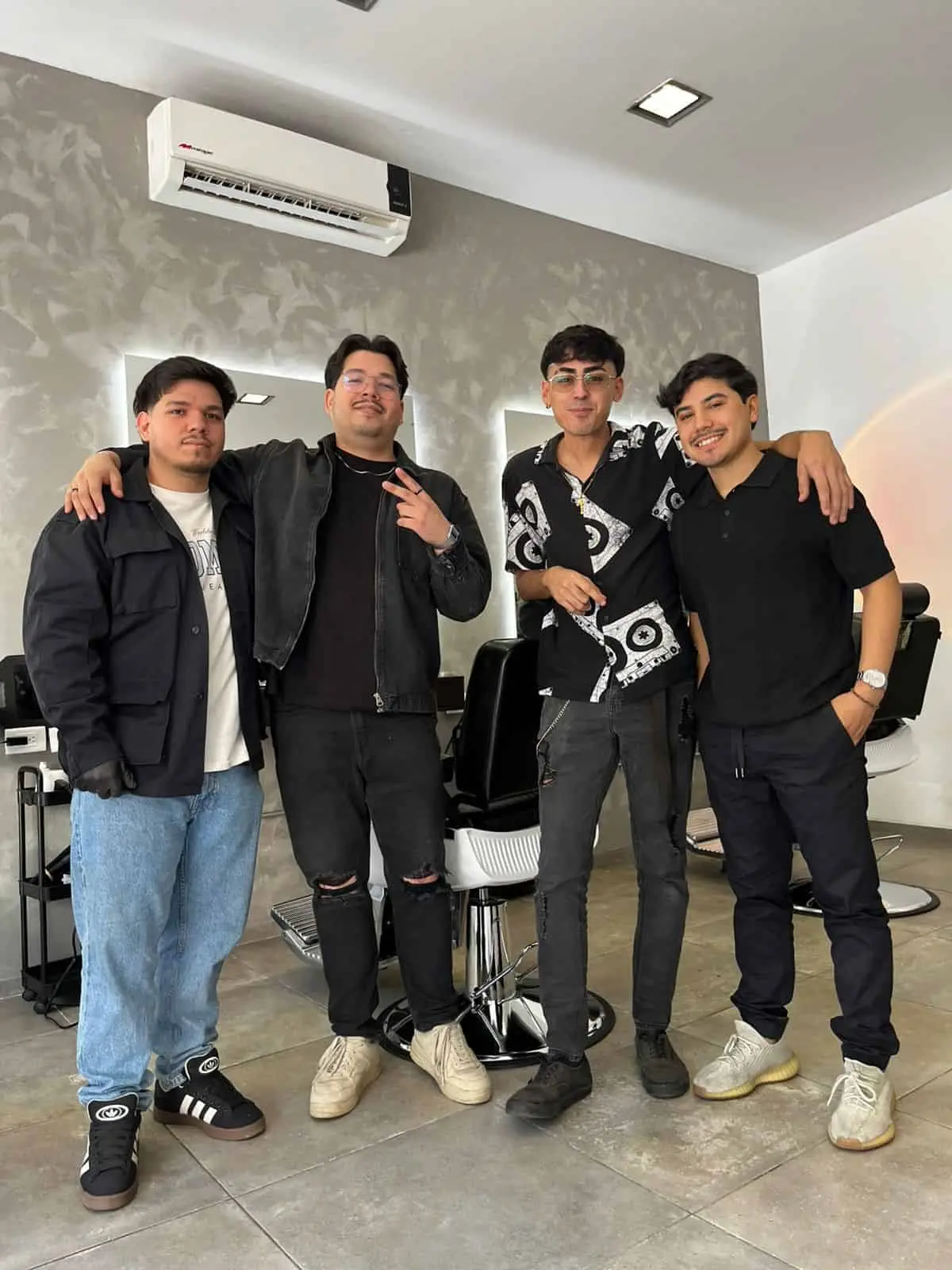 Kevin, Carlos, Adrián y Gustavo son quienes se encargan de todo en Lighthouse Barber. Foto: Tus Buenas Noticias