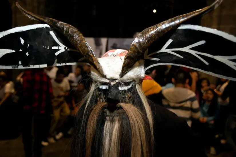 Máscara de la danza de los diablos