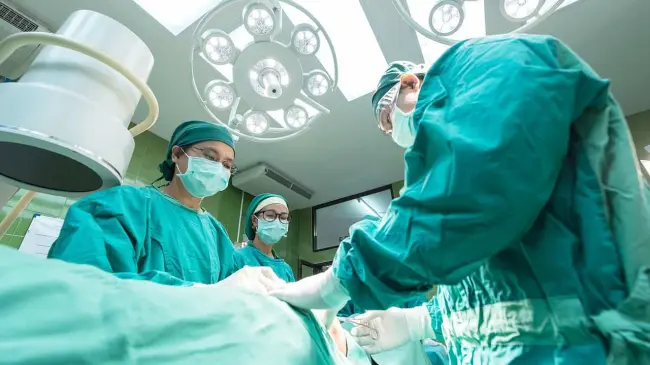 Médicos en cirugía. Foto. Pixabay.