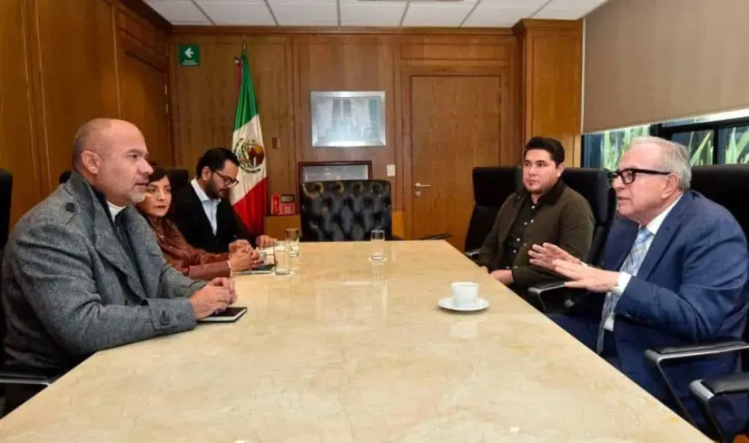 Rubén Rocha Moya en reunión para la construcción de carreteras en Sinaloa. Foto: Cortesía