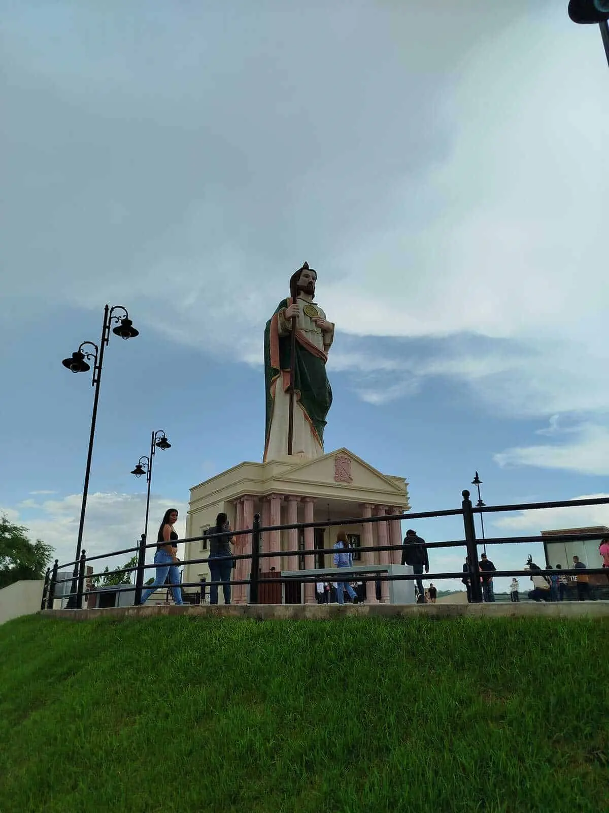 Fieles visitan la estatua de San Judas Tadeo en Badiraguato, Sinaloa. Foto: Jesusito Montoya