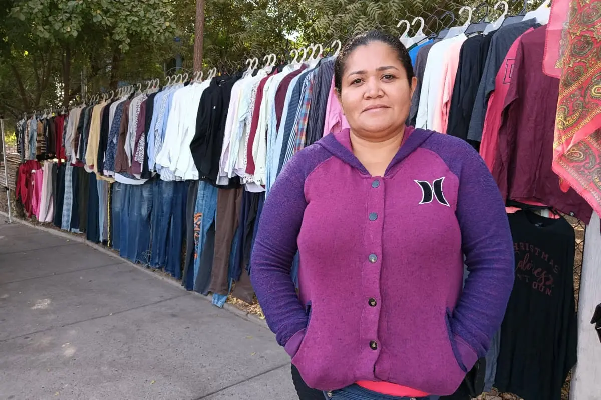 Wendy López Corrales vende ropa y accesorios en el Tianguis frente a la Secundaria Nueva Creación.