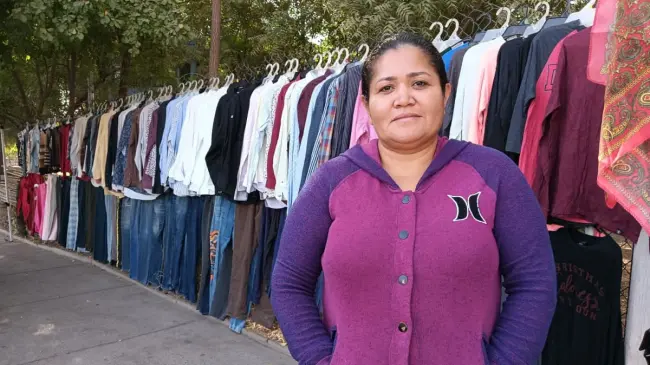 Wendy López Corrales vende ropa y accesorios en el Tianguis frente a la Secundaria Nueva Creación.