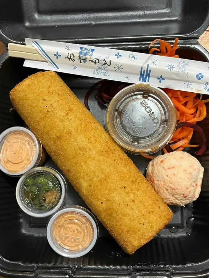 El sushi sin partir está causando sensación entre los amantes de este platillo tan popular en Culiacán. Foto: Facebook