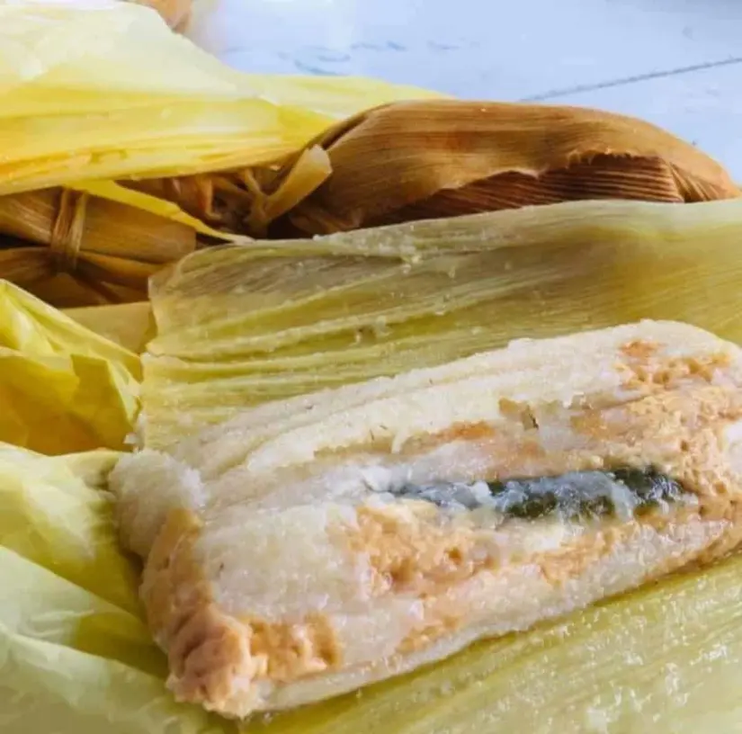 Delicioso tamal de rajas con queso.