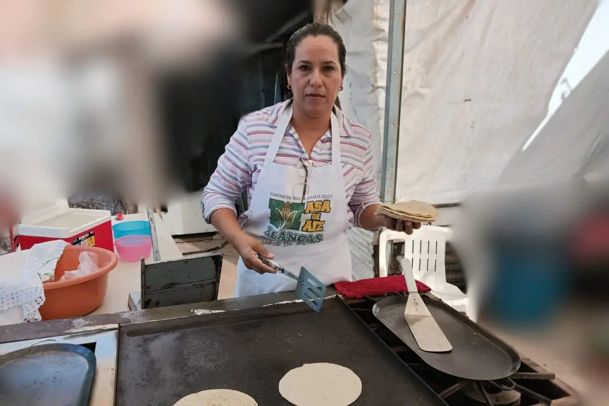 Olga Castro cocina sus tortillas de nixtamal en una estufa que la ha acompañado desde hace 10 años.