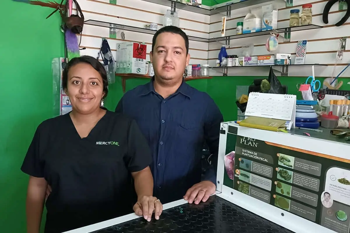 Emanuel y su esposa Gloria atienden la veterinaria La Jungla en la colonia Felipe Ángeles, por Hilario Medina.