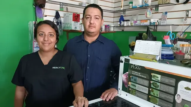 Emanuel y su esposa Gloria atienden la veterinaria La Jungla en la colonia Felipe Ángeles, por Hilario Medina.