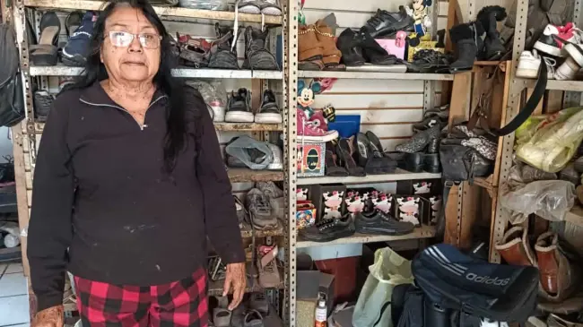 Doña Fermina y su familia mantienen vivo el oficio de la reparación de calzado, una forma de honrar la memoria de su esposo Rosario.