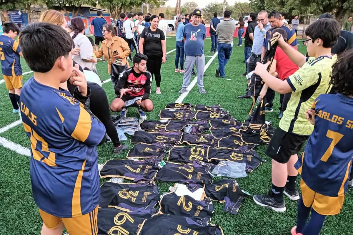 Ricardo Laureán inyecta vida al futbol infantil de Los Ángeles en Culiacán