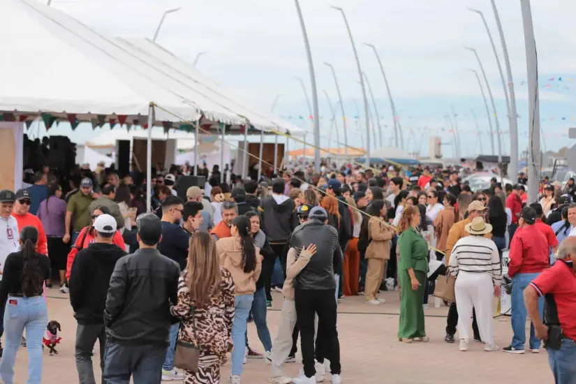 Altata se desbordó con la asistencia de cientos de personas que disfrutaron del ceviche más grande de Sinaloa.